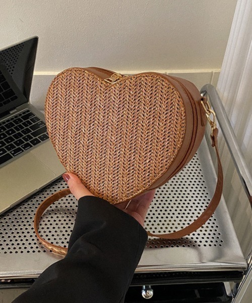 Pochi Pouch(ポチポーチ)の「Pochi Pouch/2way ミニ ハートデザイン わら編み ショルダーバッグ(ショルダーバッグ・レディース・ブラック/ブラウン/ホワイト/ベージュ・FREE)」の16枚目の写真