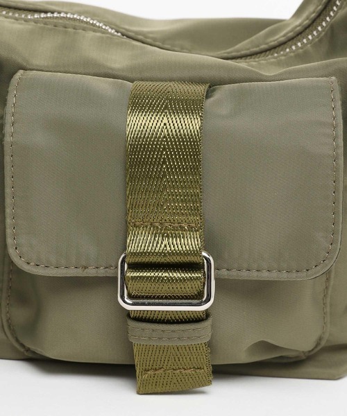 niko and...（ニコアンド）の「オリジナルチャーム付きマルチポケットショルダーバッグ（ショルダーバッグ・レディース・グレー/カーキ/ブラック・0）」の5枚目の写真