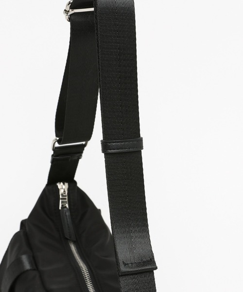 niko and...（ニコアンド）の「オリジナルチャーム付きマルチポケットショルダーバッグ（ショルダーバッグ・レディース・グレー/カーキ/ブラック・0）」の11枚目の写真