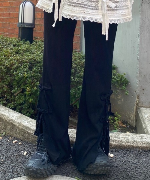 Candy Stripper（キャンディストリッパー）の「TINY RIBBON FLARE パンツ（その他パンツ・レディース・ブラック/アイボリー/ライトグレー・FREE）」の2枚目の写真