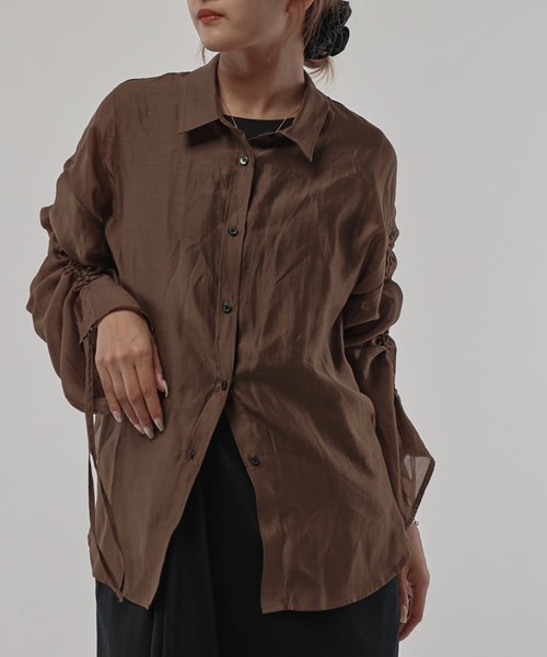 Lui's(ルイス)の「シアーギャザ―スリーブシャツ(シャツ/ブラウス・レディース・ホワイト/チャコールグレー/サックスブルー/イエロー/ブラウン/スカイブルー系/ブラック・FREE)」の4枚目の写真