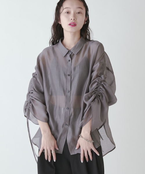 Lui's(ルイス)の「シアーギャザ―スリーブシャツ(シャツ/ブラウス・レディース・ホワイト/チャコールグレー/サックスブルー/イエロー/ブラウン/スカイブルー系/ブラック・FREE)」の3枚目の写真