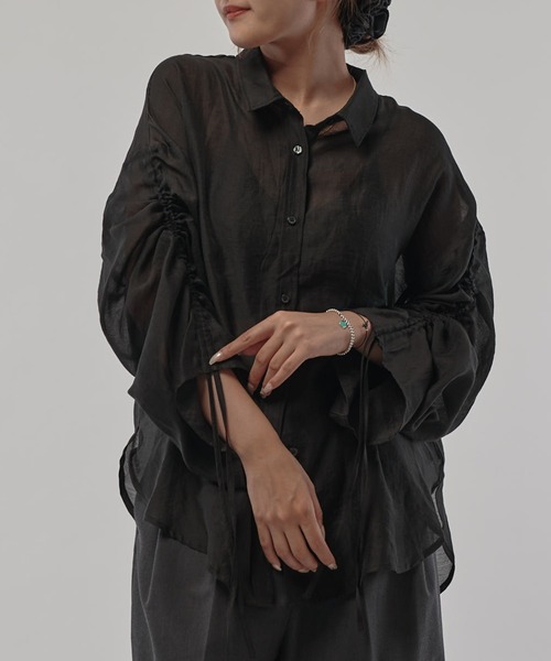 Lui's(ルイス)の「シアーギャザ―スリーブシャツ(シャツ/ブラウス・レディース・ホワイト/チャコールグレー/サックスブルー/イエロー/ブラウン/スカイブルー系/ブラック・FREE)」の2枚目の写真