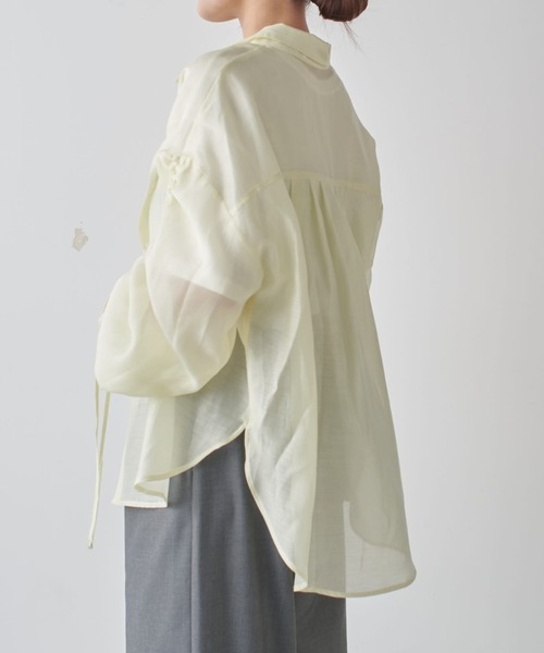 Lui's(ルイス)の「シアーギャザ―スリーブシャツ(シャツ/ブラウス・レディース・ホワイト/チャコールグレー/サックスブルー/イエロー/ブラウン/スカイブルー系/ブラック・FREE)」の13枚目の写真