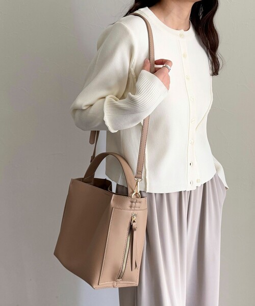 fredy emue(フレディエミュ)の「サイドポケットソフトバッグトート付きバッグ(ショルダーバッグ・レディース・ブラック/ベージュ・FREE)」の1枚目の写真