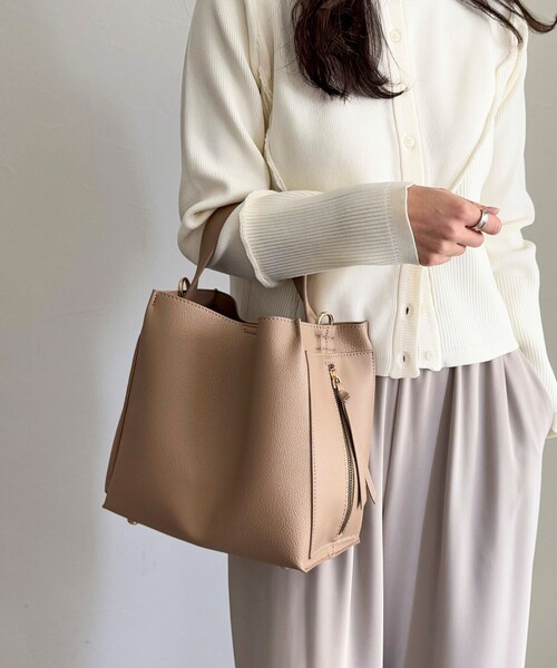 fredy emue(フレディエミュ)の「サイドポケットソフトバッグトート付きバッグ(ショルダーバッグ・レディース・ブラック/ベージュ・FREE)」の3枚目の写真