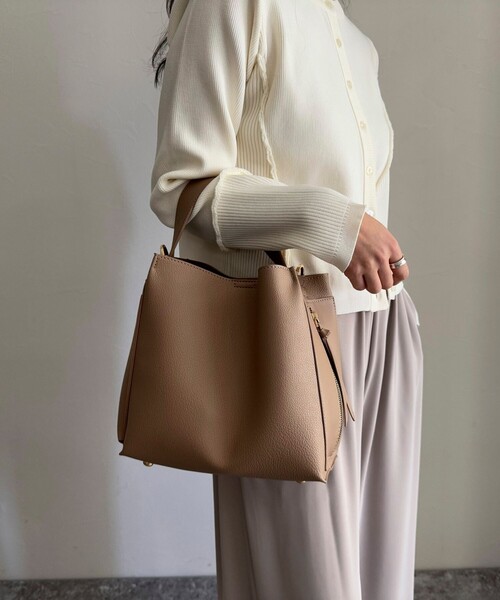 fredy emue(フレディエミュ)の「サイドポケットソフトバッグトート付きバッグ(ショルダーバッグ・レディース・ブラック/ベージュ・FREE)」の6枚目の写真