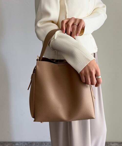 fredy emue(フレディエミュ)の「サイドポケットソフトバッグトート付きバッグ(ショルダーバッグ・レディース・ブラック/ベージュ・FREE)」の7枚目の写真