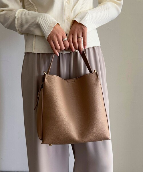 fredy emue(フレディエミュ)の「サイドポケットソフトバッグトート付きバッグ(ショルダーバッグ・レディース・ブラック/ベージュ・FREE)」の8枚目の写真