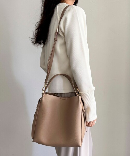 fredy emue(フレディエミュ)の「サイドポケットソフトバッグトート付きバッグ(ショルダーバッグ・レディース・ブラック/ベージュ・FREE)」の11枚目の写真