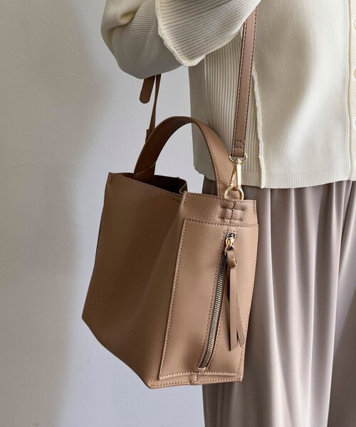 fredy emue(フレディエミュ)の「サイドポケットソフトバッグトート付きバッグ(ショルダーバッグ・レディース・ブラック/ベージュ・FREE)」の12枚目の写真