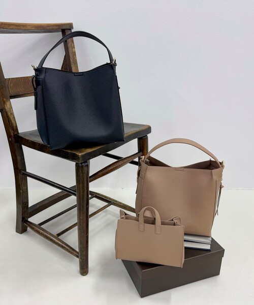 fredy emue(フレディエミュ)の「サイドポケットソフトバッグトート付きバッグ(ショルダーバッグ・レディース・ブラック/ベージュ・FREE)」の13枚目の写真