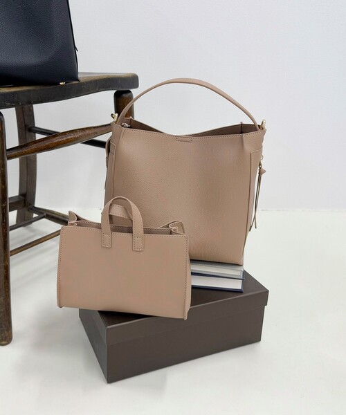 fredy emue(フレディエミュ)の「サイドポケットソフトバッグトート付きバッグ(ショルダーバッグ・レディース・ブラック/ベージュ・FREE)」の14枚目の写真