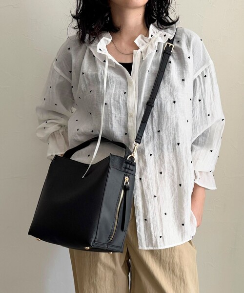 fredy emue(フレディエミュ)の「サイドポケットソフトバッグトート付きバッグ(ショルダーバッグ・レディース・ブラック/ベージュ・FREE)」の15枚目の写真