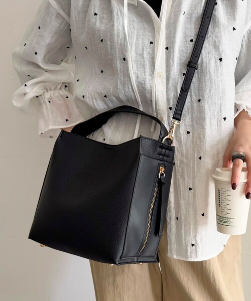 fredy emue(フレディエミュ)の「サイドポケットソフトバッグトート付きバッグ(ショルダーバッグ・レディース・ブラック/ベージュ・FREE)」の16枚目の写真