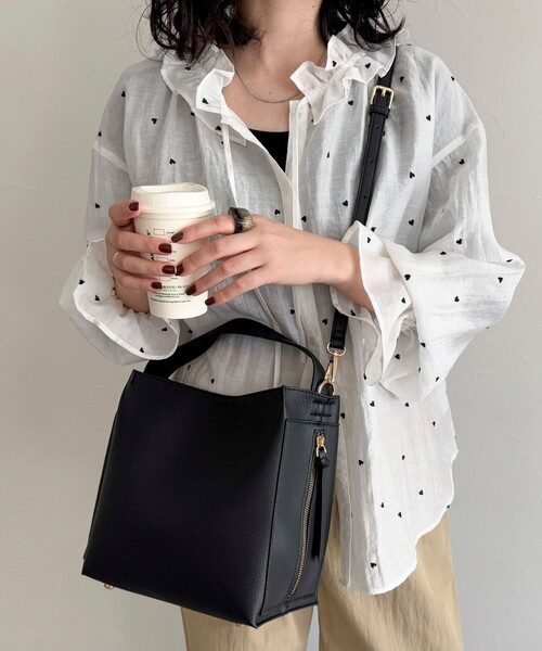 fredy emue(フレディエミュ)の「サイドポケットソフトバッグトート付きバッグ(ショルダーバッグ・レディース・ブラック/ベージュ・FREE)」の17枚目の写真