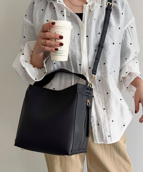 fredy emue(フレディエミュ)の「サイドポケットソフトバッグトート付きバッグ(ショルダーバッグ・レディース・ブラック/ベージュ・FREE)」の18枚目の写真