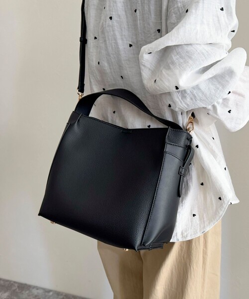 fredy emue(フレディエミュ)の「サイドポケットソフトバッグトート付きバッグ(ショルダーバッグ・レディース・ブラック/ベージュ・FREE)」の20枚目の写真