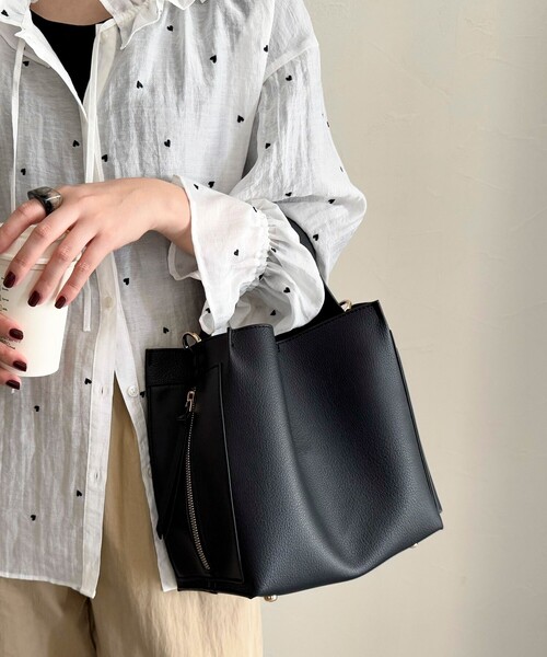 fredy emue(フレディエミュ)の「サイドポケットソフトバッグトート付きバッグ(ショルダーバッグ・レディース・ブラック/ベージュ・FREE)」の21枚目の写真