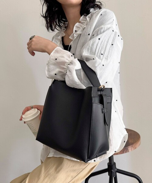 fredy emue(フレディエミュ)の「サイドポケットソフトバッグトート付きバッグ(ショルダーバッグ・レディース・ブラック/ベージュ・FREE)」の22枚目の写真