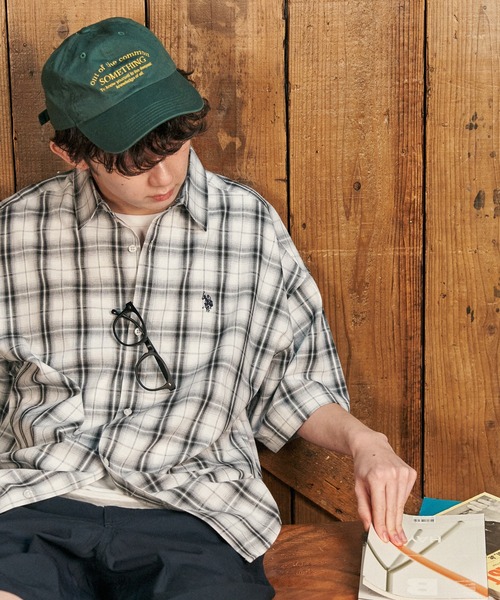 U.S. POLO ASSN.(ユーエスポロアッスン)の「U.S. POLO ASSN./ユーエスポロアッスン 別注 ワンポイント刺繍チェックショートスリーブシャツ(限定展開)(UNISEX)(シャツ/ブラウス・メンズ・ブラック/ブラック系その他/ネイビー/ベージュ/ホワイト系その他・SMALL/MEDIUM/LARGE)」の2枚目の写真