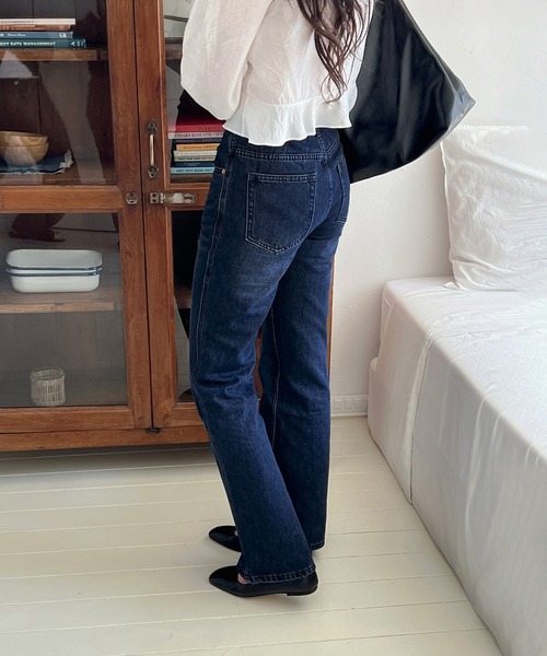 by muni:r(バイ ムニール)の「ローウエストブーツカットデニムパンツ(デニムパンツ・レディース・ブルー・SMALL/MEDIUM)」の4枚目の写真
