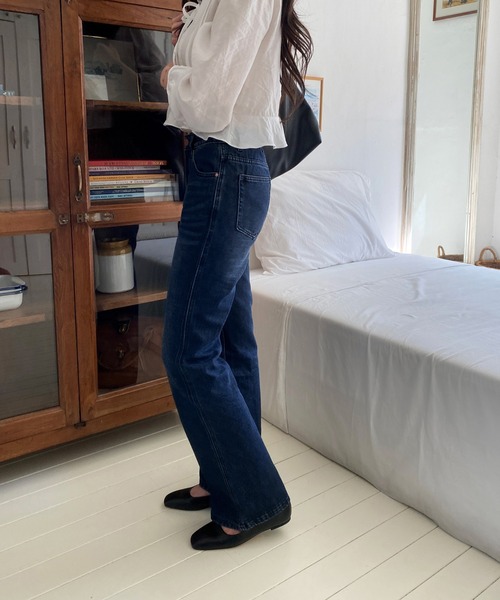by muni:r(バイ ムニール)の「ローウエストブーツカットデニムパンツ(デニムパンツ・レディース・ブルー・SMALL/MEDIUM)」の8枚目の写真