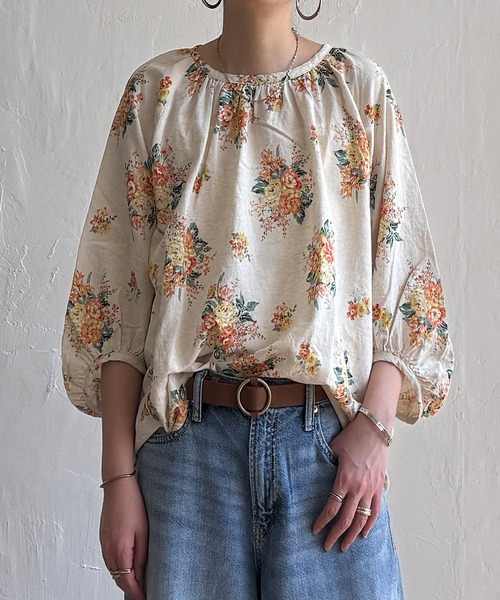 LBC（エルビーシー）の「リネン混ブーケプリントパフスリーブ（シャツ/ブラウス・レディース・オレンジ/ブルー・M）」の2枚目の写真