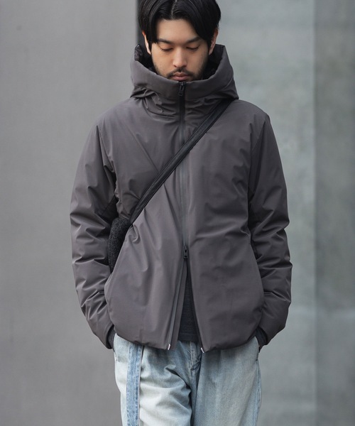 ATTACHMENT（アタッチメント）の「3レイヤー ライトタフタ フーデッドダウンジャケット / 3LAYER LIGHT TAFFETA HOODED DOWN JACKET（ダウンジャケット/コート・メンズ・ダークグレー/ブラック・1/2/3）」の2枚目の写真