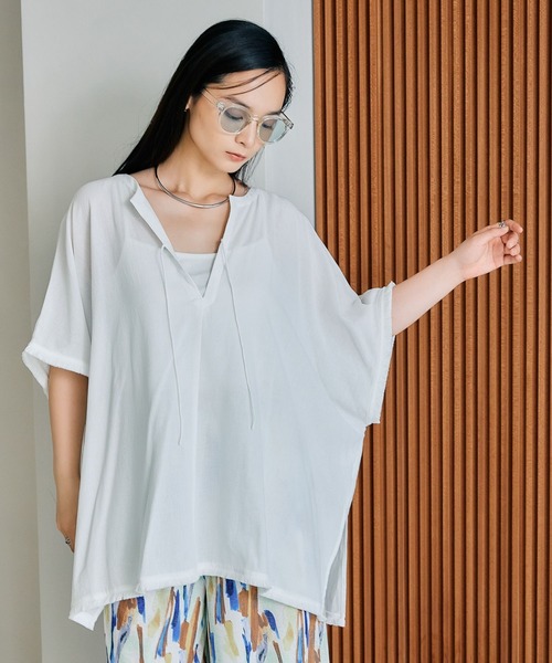 LEPSIM（レプシィム）の「カフタンポンチョブラウス　497432（シャツ/ブラウス・レディース・ブラック/オフホワイト/ベージュ・FREE）」の2枚目の写真