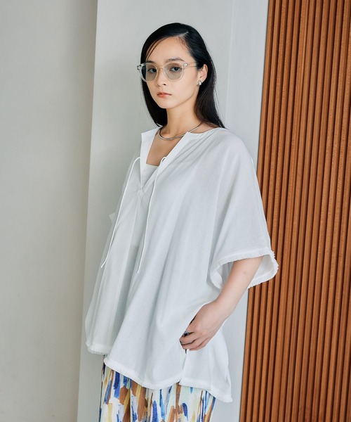 LEPSIM（レプシィム）の「カフタンポンチョブラウス　497432（シャツ/ブラウス・レディース・ブラック/オフホワイト/ベージュ・FREE）」の17枚目の写真