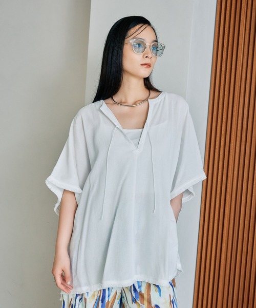 LEPSIM（レプシィム）の「カフタンポンチョブラウス　497432（シャツ/ブラウス・レディース・ブラック/オフホワイト/ベージュ・FREE）」の18枚目の写真