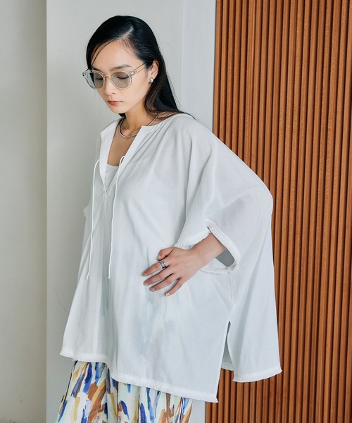 LEPSIM（レプシィム）の「カフタンポンチョブラウス　497432（シャツ/ブラウス・レディース・ブラック/オフホワイト/ベージュ・FREE）」の19枚目の写真