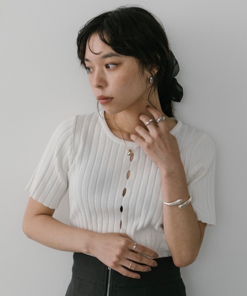 DRWCYS(ドロシーズ)の「ハーフスリーブアイレットリブトップス(ニット/セーター・レディース・ホワイト/ブラック/グレー/グリーン・FREE)」の1枚目の写真