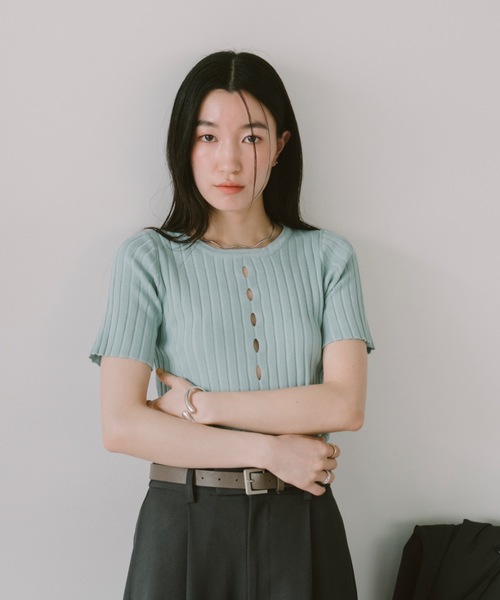 DRWCYS(ドロシーズ)の「ハーフスリーブアイレットリブトップス(ニット/セーター・レディース・ホワイト/ブラック/グレー/グリーン・FREE)」の4枚目の写真