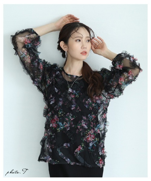 Sawa a la mode(サワアラモード)の「花柄シアーフリルプルオーバー(シャツ/ブラウス・レディース・ブラック/ピンク・FREE)」の4枚目の写真