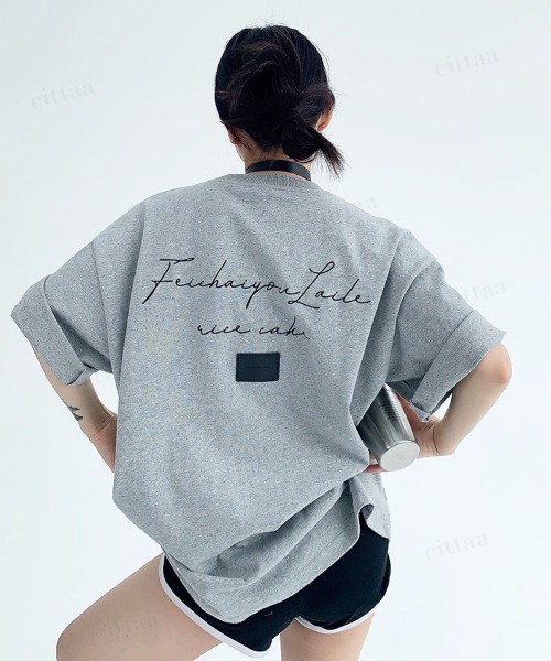 Dalfwin(ダールフィン)の「韓国ファッション Feichaiyou筆記体ロゴフェイクレザーラベル付き半袖Tシャツ(Tシャツ/カットソー・レディース・グレー/ホワイト・FREE)」の1枚目の写真