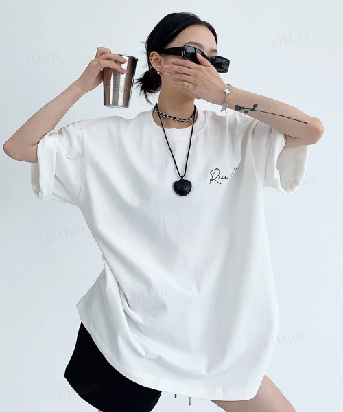 Dalfwin(ダールフィン)の「韓国ファッション Feichaiyou筆記体ロゴフェイクレザーラベル付き半袖Tシャツ(Tシャツ/カットソー・レディース・グレー/ホワイト・FREE)」の4枚目の写真