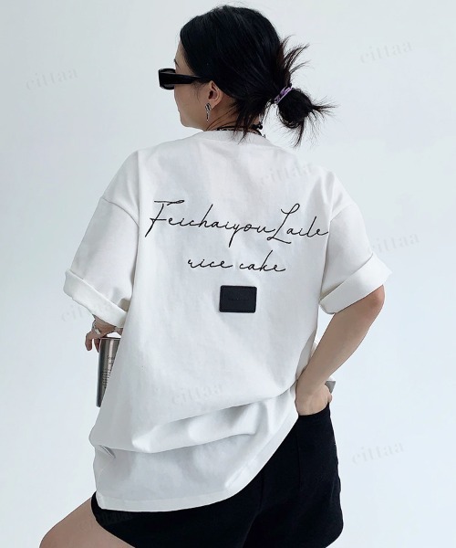 Dalfwin(ダールフィン)の「韓国ファッション Feichaiyou筆記体ロゴフェイクレザーラベル付き半袖Tシャツ(Tシャツ/カットソー・レディース・グレー/ホワイト・FREE)」の5枚目の写真