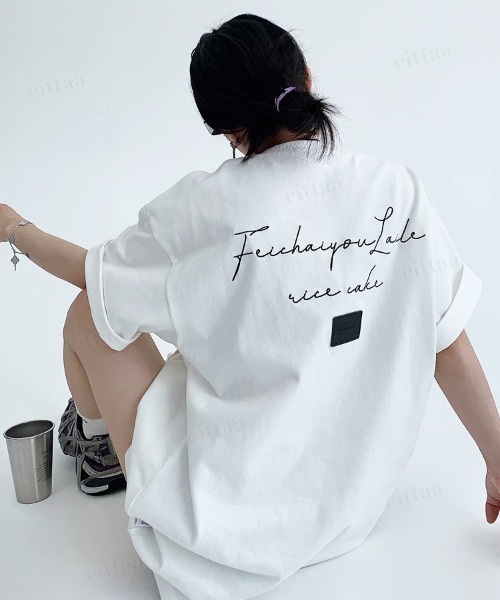 Dalfwin(ダールフィン)の「韓国ファッション Feichaiyou筆記体ロゴフェイクレザーラベル付き半袖Tシャツ(Tシャツ/カットソー・レディース・グレー/ホワイト・FREE)」の7枚目の写真