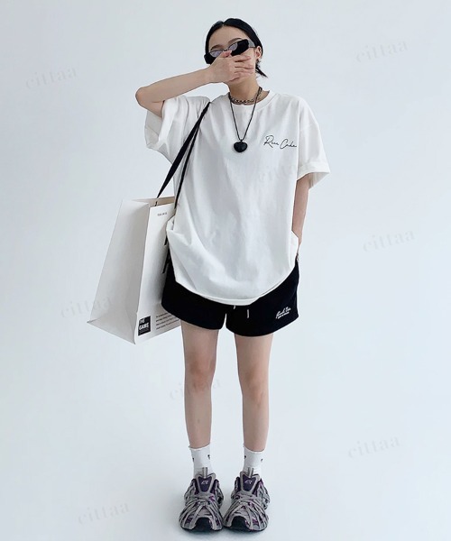 Dalfwin(ダールフィン)の「韓国ファッション Feichaiyou筆記体ロゴフェイクレザーラベル付き半袖Tシャツ(Tシャツ/カットソー・レディース・グレー/ホワイト・FREE)」の9枚目の写真