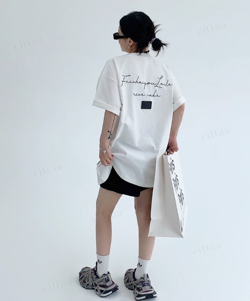 Dalfwin(ダールフィン)の「韓国ファッション Feichaiyou筆記体ロゴフェイクレザーラベル付き半袖Tシャツ(Tシャツ/カットソー・レディース・グレー/ホワイト・FREE)」の11枚目の写真