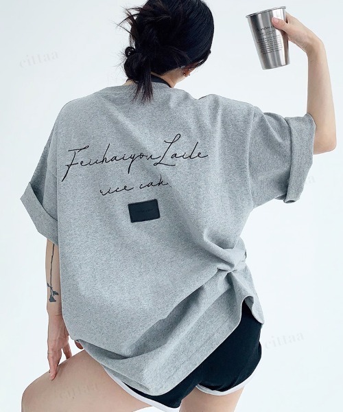 Dalfwin(ダールフィン)の「韓国ファッション Feichaiyou筆記体ロゴフェイクレザーラベル付き半袖Tシャツ(Tシャツ/カットソー・レディース・グレー/ホワイト・FREE)」の12枚目の写真