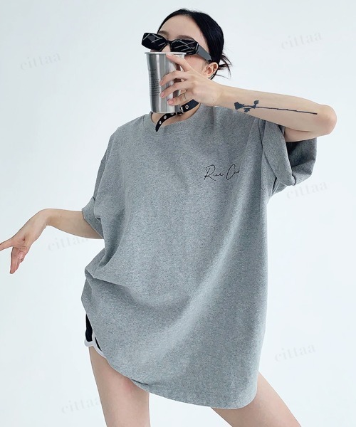 Dalfwin(ダールフィン)の「韓国ファッション Feichaiyou筆記体ロゴフェイクレザーラベル付き半袖Tシャツ(Tシャツ/カットソー・レディース・グレー/ホワイト・FREE)」の13枚目の写真