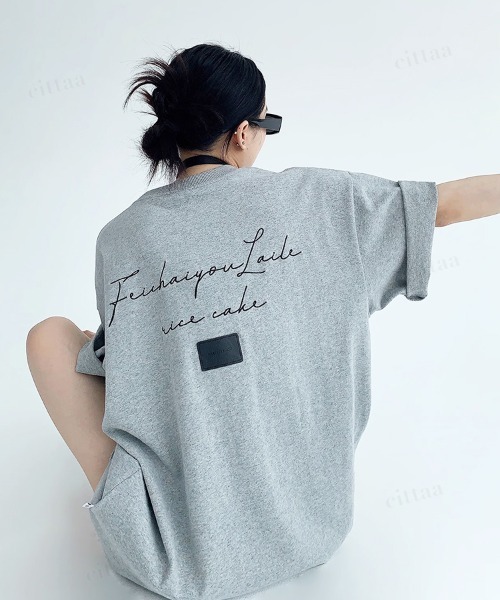 Dalfwin(ダールフィン)の「韓国ファッション Feichaiyou筆記体ロゴフェイクレザーラベル付き半袖Tシャツ(Tシャツ/カットソー・レディース・グレー/ホワイト・FREE)」の19枚目の写真