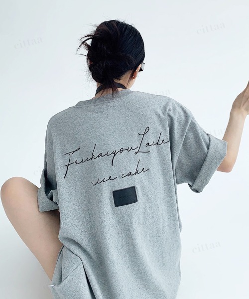 Dalfwin(ダールフィン)の「韓国ファッション Feichaiyou筆記体ロゴフェイクレザーラベル付き半袖Tシャツ(Tシャツ/カットソー・レディース・グレー/ホワイト・FREE)」の20枚目の写真