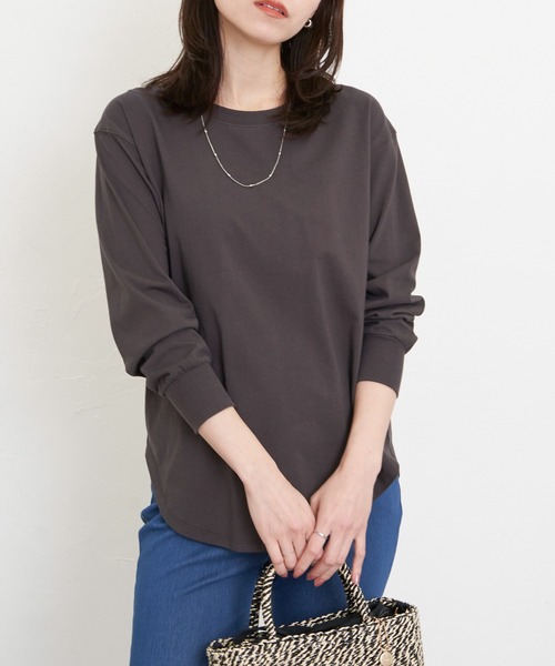 ikka（イッカ）の「【雑誌InRed12月号掲載】コットンUSA裾ラウンドロンT（Tシャツ/カットソー・レディース・オフホワイト/チャコールグレー/ダークベージュ/その他1・S/M/L）」の2枚目の写真