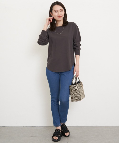 ikka（イッカ）の「【雑誌InRed12月号掲載】コットンUSA裾ラウンドロンT（Tシャツ/カットソー・レディース・オフホワイト/チャコールグレー/ダークベージュ/その他1・S/M/L）」の13枚目の写真