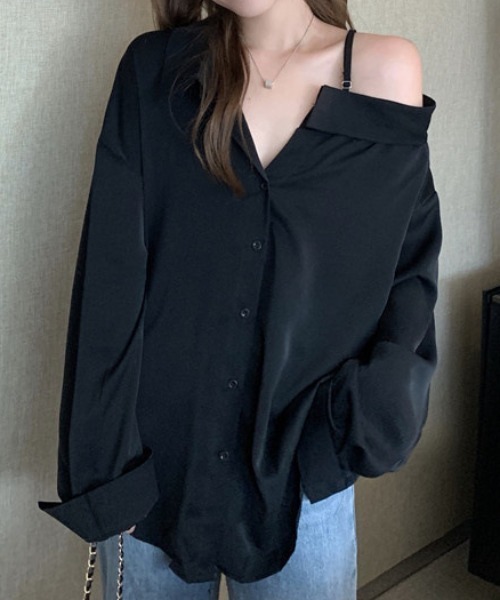 cammie(キャミー)の「【2WAY】肩ストラップ付きオフショルビッグシャツ(シャツ/ブラウス・レディース・ブラック/オフホワイト・M/L)」の1枚目の写真