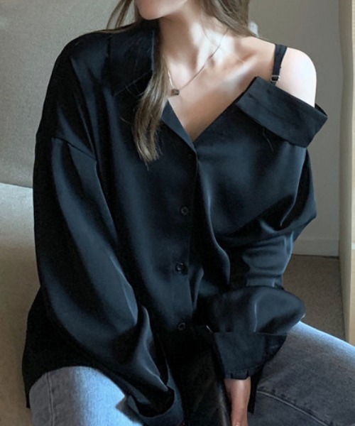 cammie(キャミー)の「【2WAY】肩ストラップ付きオフショルビッグシャツ(シャツ/ブラウス・レディース・ブラック/オフホワイト・M/L)」の9枚目の写真